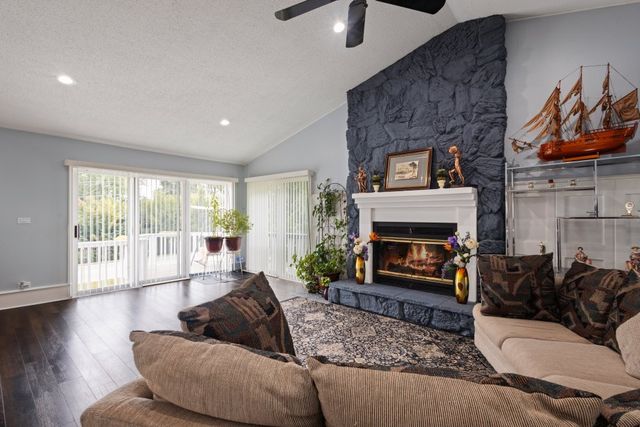 2004 E Parkview Circle, Hoffman Estates, IL 60169