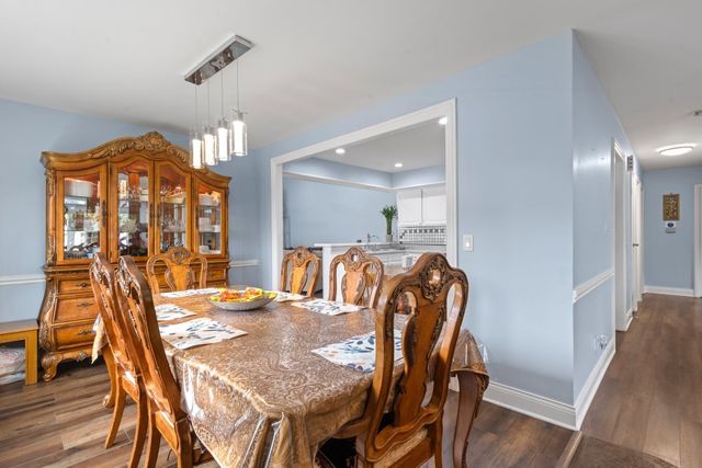 2004 E Parkview Circle, Hoffman Estates, IL 60169