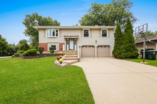 2004 E Parkview Circle, Hoffman Estates, IL 60169