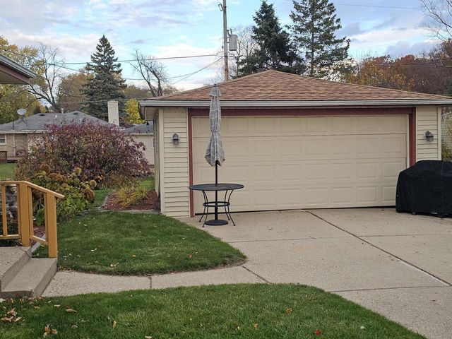 7650 N Delta PLACE, Milwaukee, WI 53223