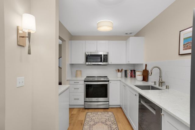 6186 Golden Valley Road, Golden Valley, MN 55422