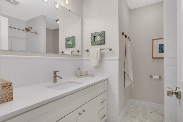 6186 Golden Valley Road, Golden Valley, MN 55422