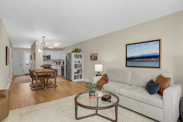 6186 Golden Valley Road, Golden Valley, MN 55422