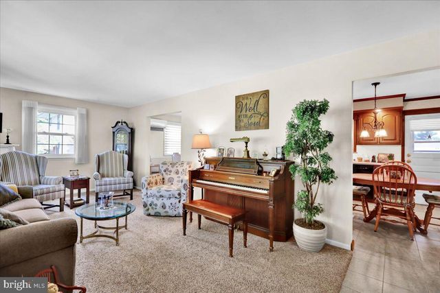 4 UPLAND RD, Wyomissing, PA 19609