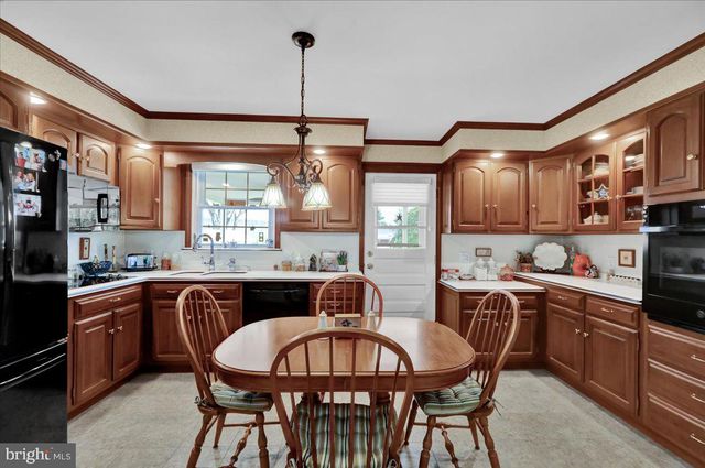 4 UPLAND RD, Wyomissing, PA 19609