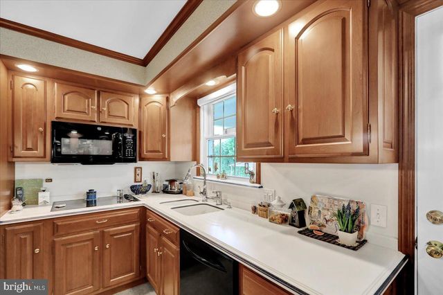 4 UPLAND RD, Wyomissing, PA 19609