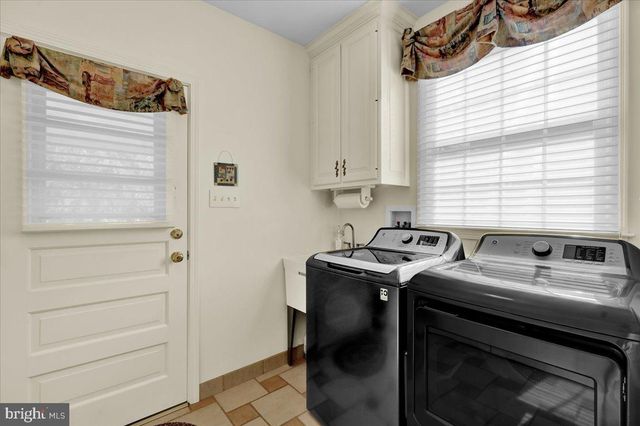 4 UPLAND RD, Wyomissing, PA 19609