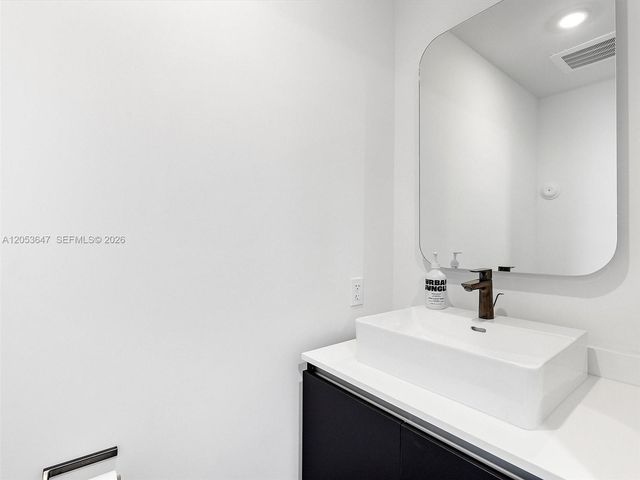 227 NE 2nd St 2706, Miami, FL 33132