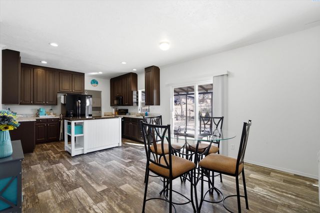 514 14th St, Benton City, WA 99320