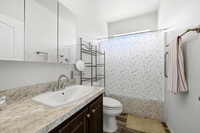 514 14th St, Benton City, WA 99320