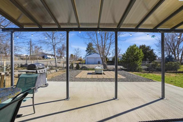 514 14th St, Benton City, WA 99320