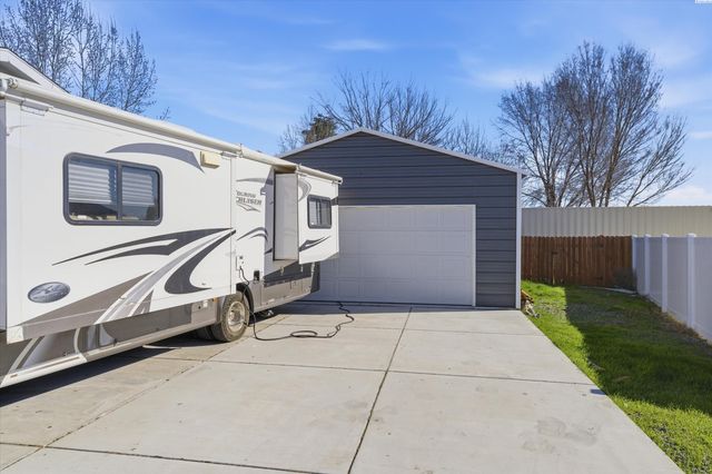 514 14th St, Benton City, WA 99320