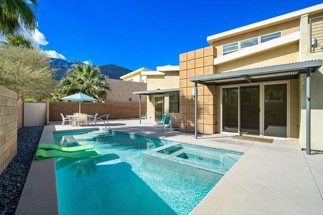 941 Oceo Circle S, Palm Springs, CA 92264