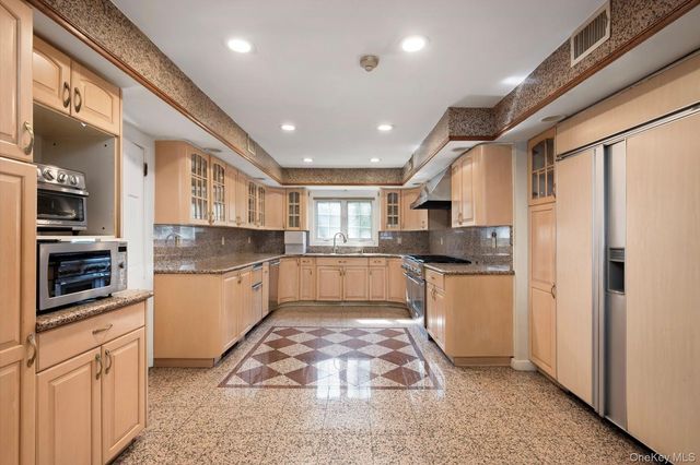 47 Red Ground Road, Old Westbury, NY 11568