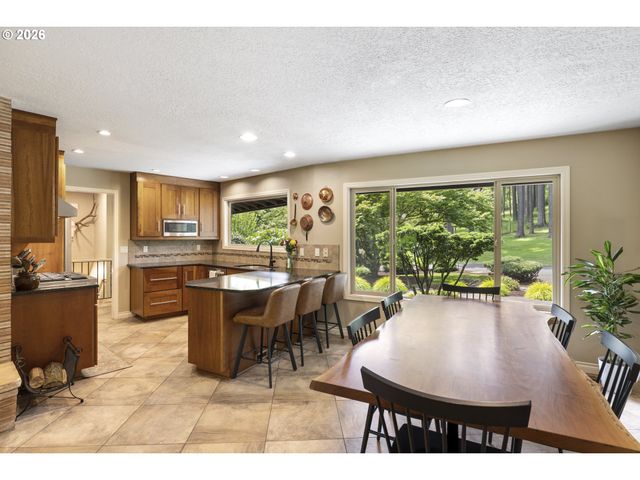 17907 S EDGEWOOD Ln, Oregon City, OR 97045