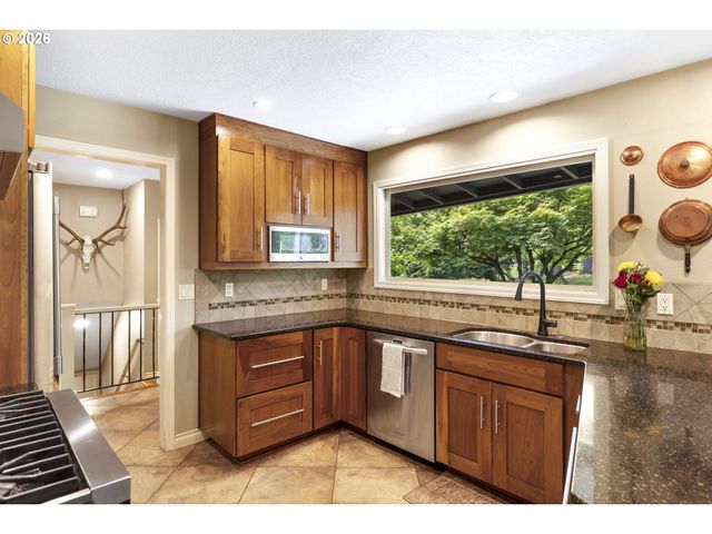 17907 S EDGEWOOD Ln, Oregon City, OR 97045