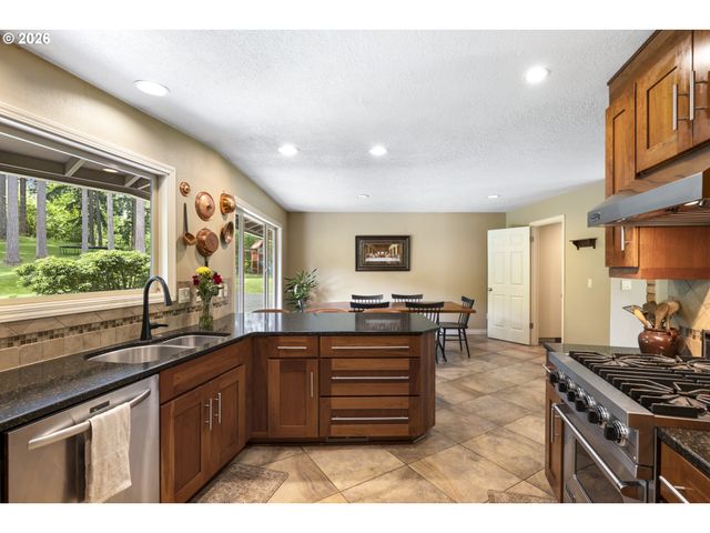 17907 S EDGEWOOD Ln, Oregon City, OR 97045