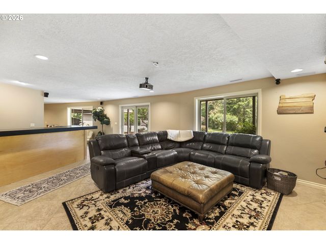 17907 S EDGEWOOD Ln, Oregon City, OR 97045