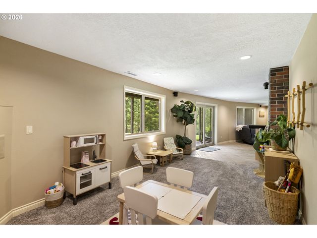 17907 S EDGEWOOD Ln, Oregon City, OR 97045