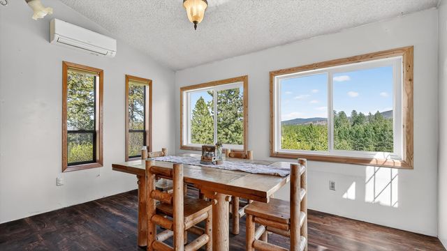 10203 E Chinook Ln, Chattaroy, WA 99003
