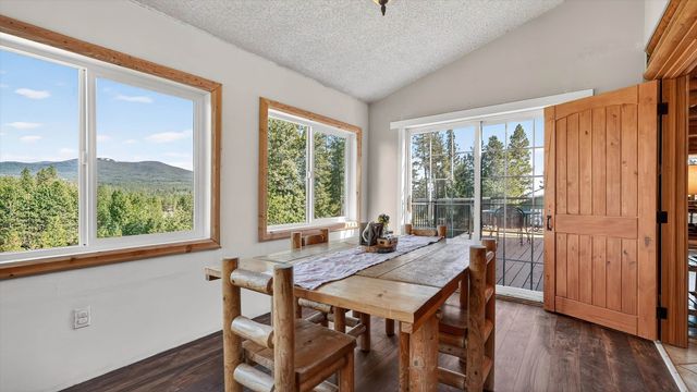 10203 E Chinook Ln, Chattaroy, WA 99003