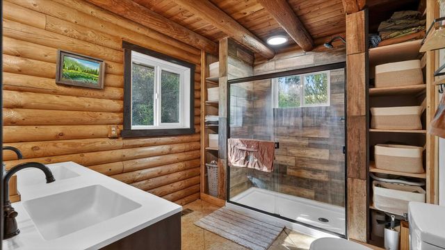 10203 E Chinook Ln, Chattaroy, WA 99003