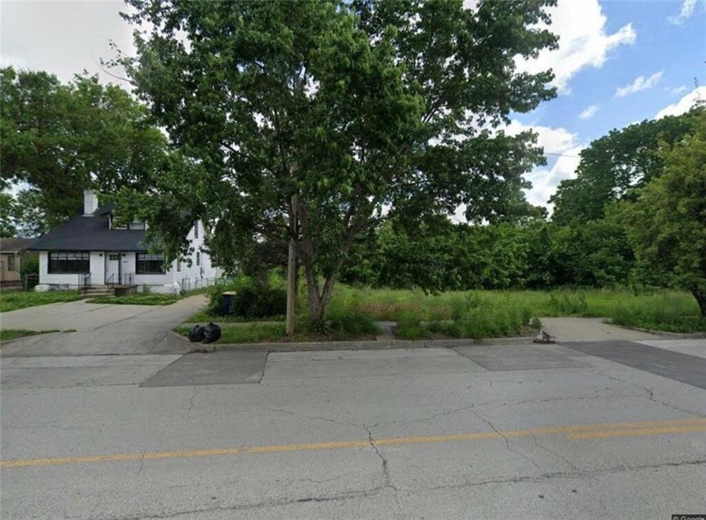 5811 Prospect Avenue, Kansas City, MO 64130