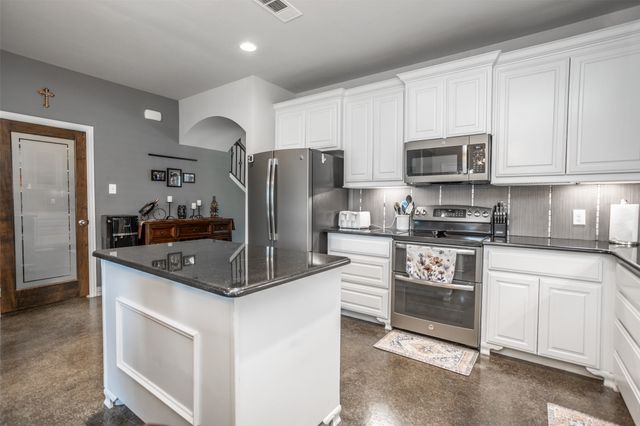 1800 Silver Oaks Drive, Gainesville, TX 76240