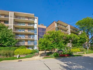 2 S ATRIUM Way 606, Elmhurst, IL 60126