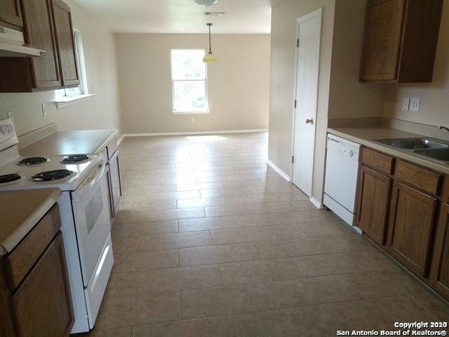 2702 CANDLERIDGE DR, San Antonio, TX 78244