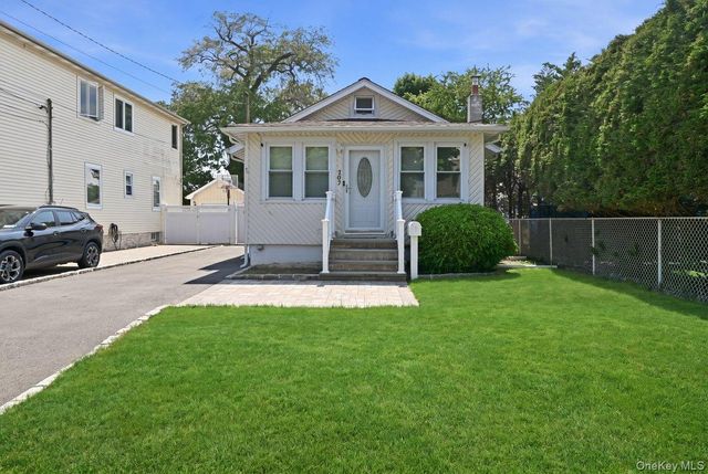 707 5th Street S, Lindenhurst, NY 11757