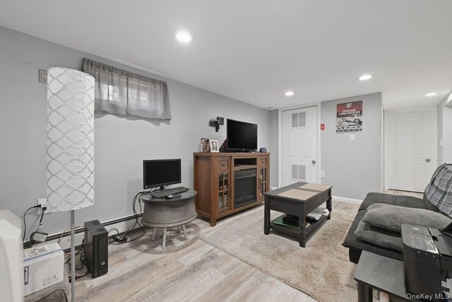 707 5th Street S, Lindenhurst, NY 11757