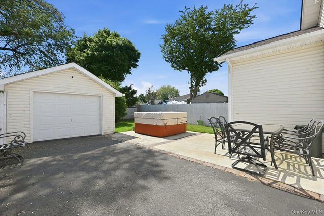 707 5th Street S, Lindenhurst, NY 11757