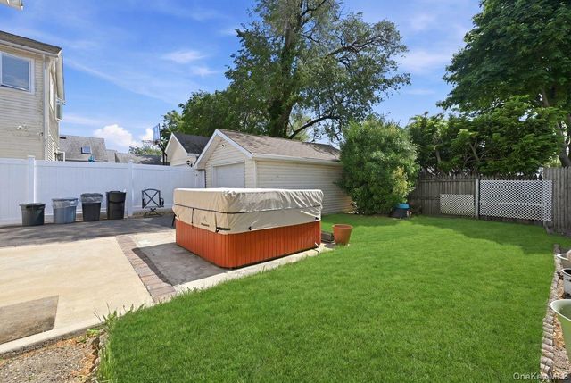 707 5th Street S, Lindenhurst, NY 11757