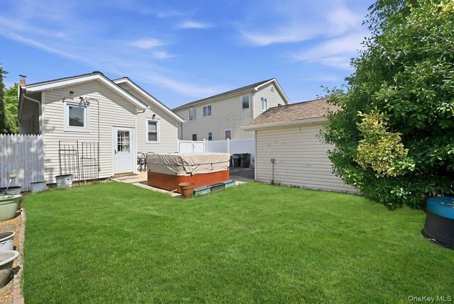 707 5th Street S, Lindenhurst, NY 11757