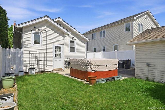 707 5th Street S, Lindenhurst, NY 11757