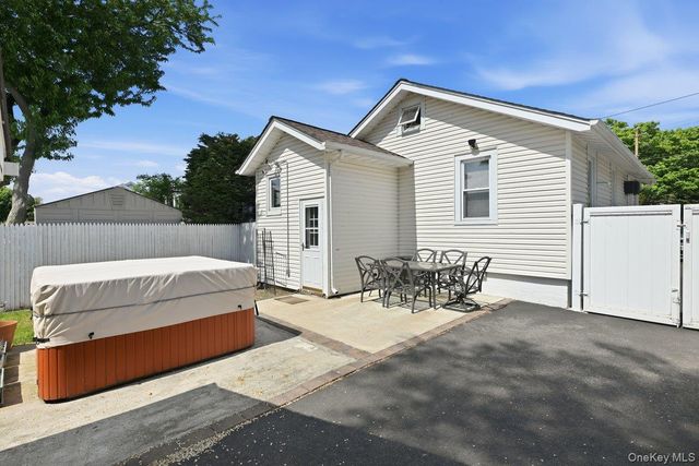 707 5th Street S, Lindenhurst, NY 11757