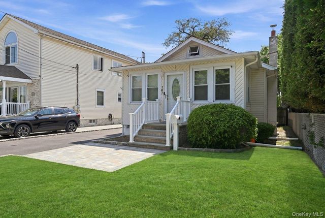 707 5th Street S, Lindenhurst, NY 11757