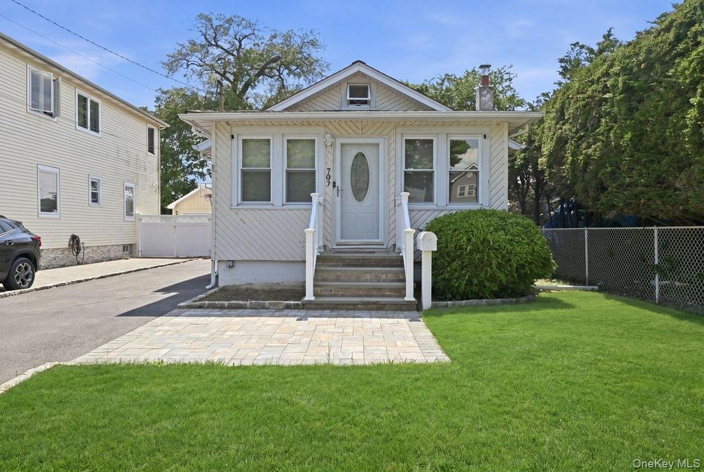 707 5th Street S, Lindenhurst, NY 11757