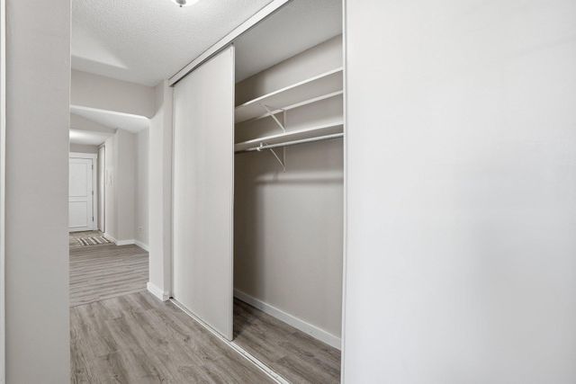 810 Old Settlers Trail 5, Hopkins, MN 55343