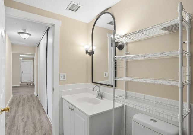 810 Old Settlers Trail 5, Hopkins, MN 55343