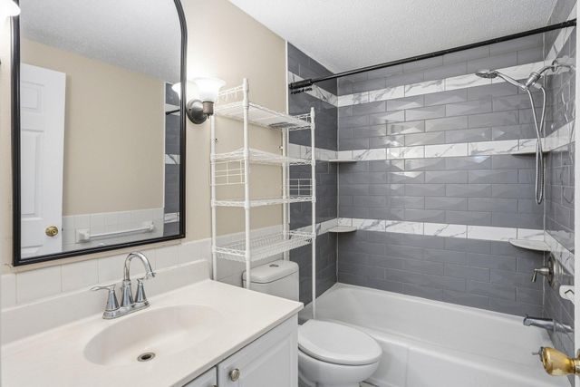 810 Old Settlers Trail 5, Hopkins, MN 55343