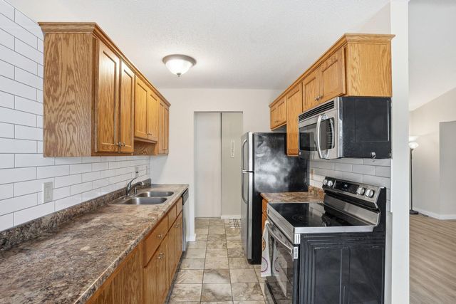 810 Old Settlers Trail 5, Hopkins, MN 55343