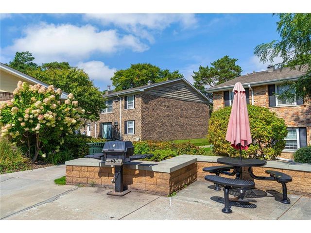 810 Old Settlers Trail 5, Hopkins, MN 55343