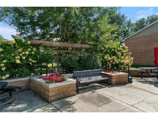 810 Old Settlers Trail 5, Hopkins, MN 55343