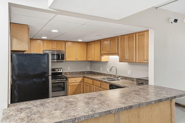 810 Old Settlers Trail 5, Hopkins, MN 55343