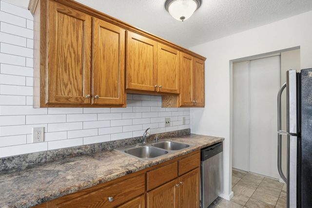 810 Old Settlers Trail 5, Hopkins, MN 55343