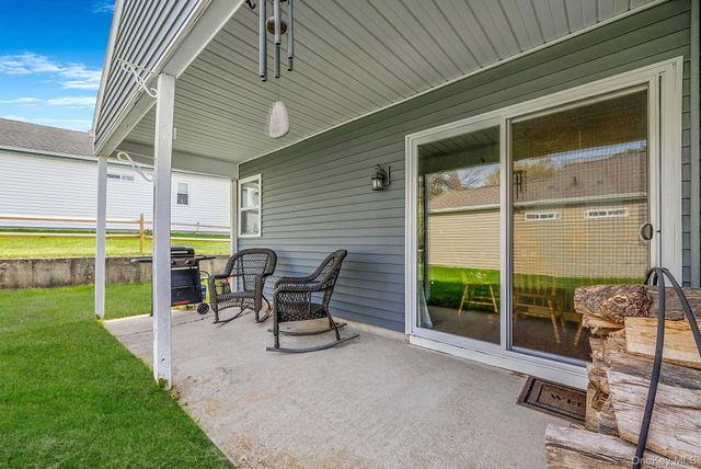 1 Avon Court, Ridge, NY 11961