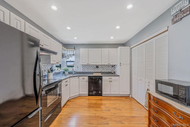 1 Avon Court, Ridge, NY 11961