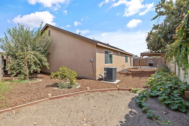 1853 Madalyn Avenue, Tulare, CA 93274